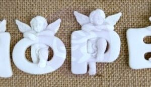 Palavra "Hope" com Anjinhos, em Resina