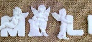 Palavra "Smile" com Anjinhos, em Resina